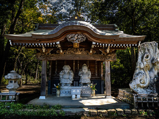 残暑の陽射しの下の深大寺の大黒天と恵比寿尊の石像