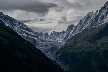Glaciers dans le massif du Mont-Blanc
