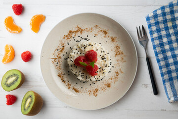 Delicious Thai sticky rice with fresh fruit.