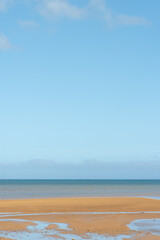快晴の空と遠浅の干潟