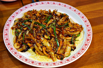 식탁 위에 쟁반짜장이 놓여 있는 모습