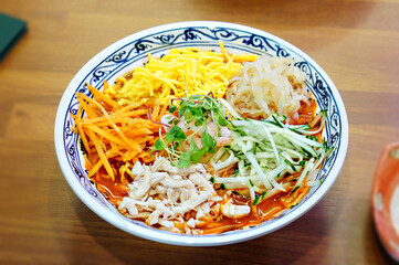 식탁 위에 냉짬뽕이 놓여 있는 모습