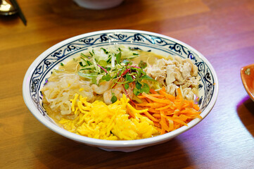 식탁 위에 냉짬뽕이 놓여 있는 모습