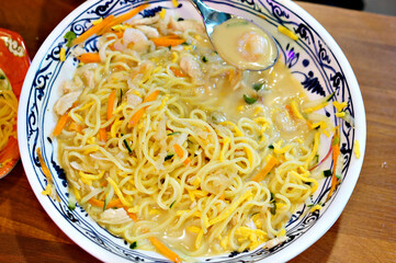 식탁 위에 냉짬뽕이 놓여 있는 모습