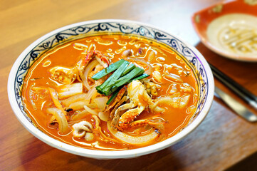 식탁 위에 놓여 있는 짬뽕을 확대한 모습