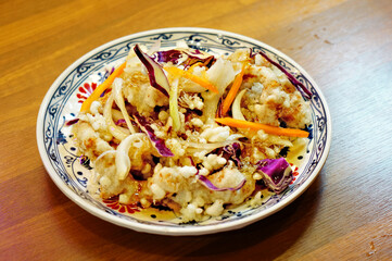 식탁 위에 탕수육이 놓여 있는 모습