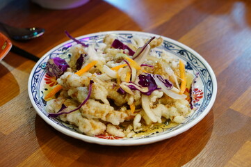 식탁 위에 탕수육이 놓여 있는 모습