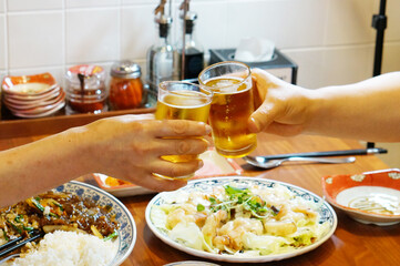 술자리에서 맥주로 건배하는 모습