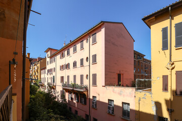 Scorcio panorama palazzo colorato a Bologna
