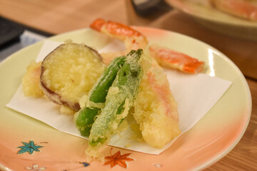 カニと野菜の天ぷら