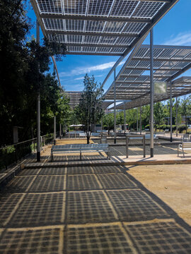 Parque urbano con p&eacute;rgola de placas solares