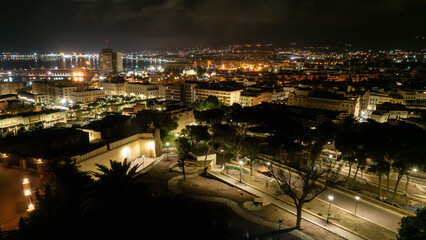 Vista nocturna de Melilla la Vieja en Melilla, España