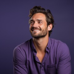 Obraz premium A smiling man in a purple shirt against a purple background, ideal for promoting positivity, fashion, or lifestyle content,