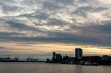 Obraz premium A sunset over the harbor city in Northern Germany. with clouds