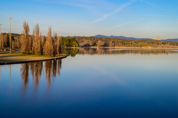 Fototapeta premium he beautiful sunrise reflecting on lake burley griffin, Canberra, in the morning