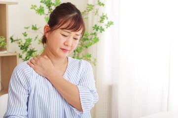 肩周りが痛くて気にしているミドル女性