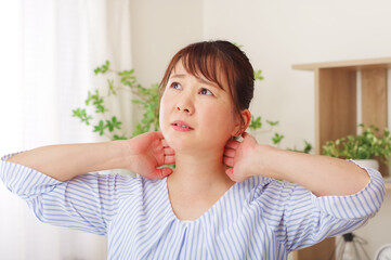 肩周りが痛くて気にしているミドル女性