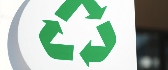 Obraz premium Green Recycling Symbol on White Background