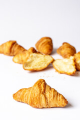 Mini croissants sobre fondo blanco - Cruasán