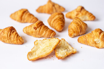 Mini croissants sobre fondo blanco - Cruasán