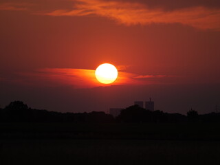 Fototapeta premium Sonnenuntergang bewölkt mit Atomkraftwerken im Hintergrund