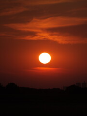 Obraz premium Sonnenuntergang bewölkt mit Atomkraftwerken im Hintergrund