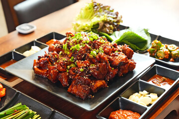 식탁 위에 놓여 있는 불족발을 젓가락으로 맛있게 먹는 모습