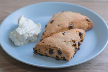 皿にのせたチョコチップスコーン