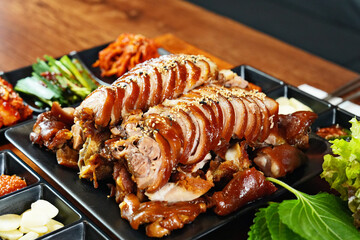 식탁 위에 족발이 플레이팅 된 모습