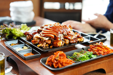 식탁 위에 족발이 플레이팅 된 모습