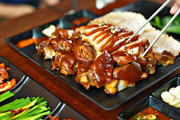 식탁 위에 족발이 놓여 있는 모습