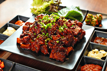 식탁 위에 불족발(양념족발)이 놓여 있는 모습