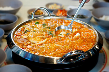 부대찌가 끓고 있는 모습