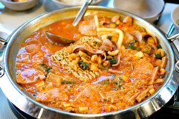 부대찌개에 라면 사리를 넣고 끓이는 모습