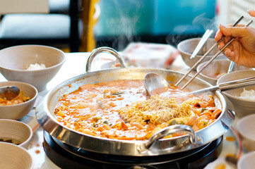 부대찌개가 끓고 있는 모습