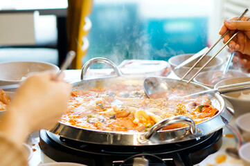 부대찌개가 끓고 있는 모습