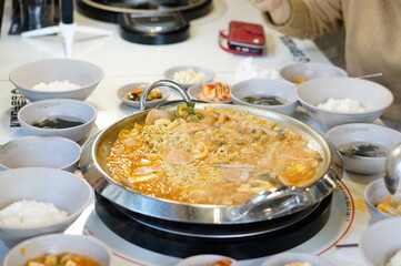 부대찌개가 끓고 있는 모습