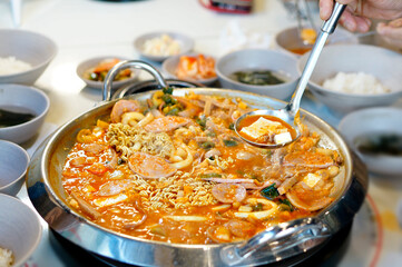 부대찌개가 끓고 있는 모습
