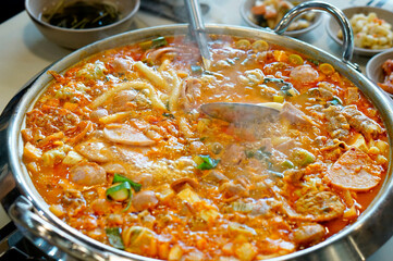 부대찌개가 끓고 있는 모습