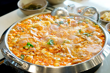 부대찌개가 끓고 있는 모습