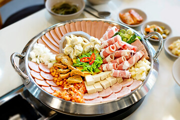 부대찌개를 예쁘게 플레이팅 한 모습