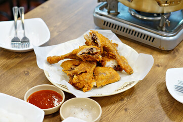 식탁 위에 옛날 통닭이 요리 후 놓여 있는 모습