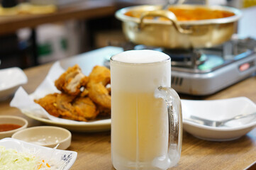 식탁 위에 놓은 냉동 생맥주 모습