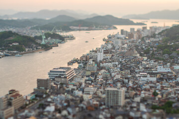 ティルトレンズ越しの広島県尾道市の夕暮れ時