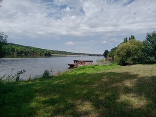 Fototapeta premium Bords de Loire à Gennes-Val-de-Loire, Gabarre, Maine et Loire, Centre Val de Loire, France, 