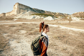 Naklejka premium Exploring the vast desert woman with backpack gazing at majestic mountain range in the distance