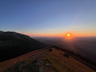 Obraz premium coucher de soleil montagne de sous Dine haute savoie