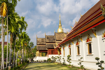 Obraz premium Viharn Luang and the golden dome of Chedi Phrathatluang in the Wat Phra Singh Temple in Chiang Mai, Thailand