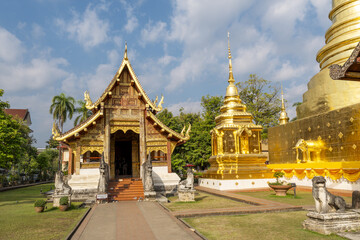 Fototapeta premium Wihan Lai Kham temple and the Chedi Phrathatluang in the Wat Phra Singh Temple in Chiang Mai, Thailand 