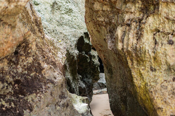 Obraz premium Narrow Rock Passage on a Beach